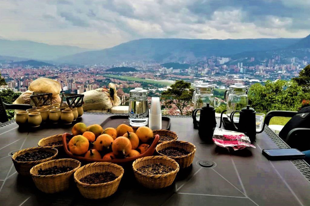 Descubre los mejores lugares para visitar en Medellín Fondo-Video-Presentación---Medellín-Tours-VIP