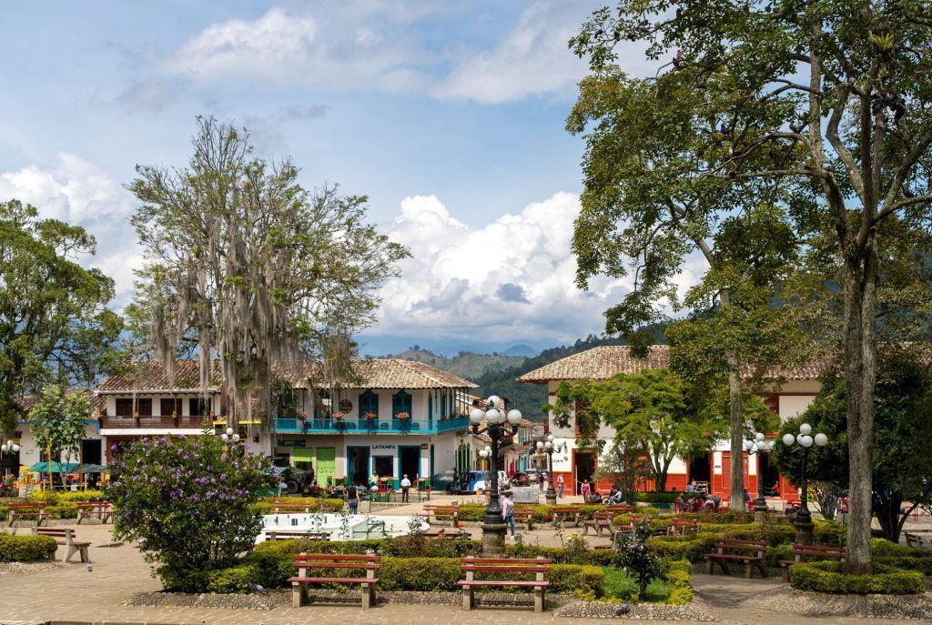 5 Tours Cerca de Medellín: Diferentes Maneras de Explorar la Magia de Antioquia Plaza en Jardín
