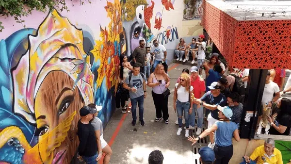 Descubre por qué la Comuna 13 es un tesoro escondido en Medellín Descubre por qué la Comuna 13 es un tesoro escondido en Medellín