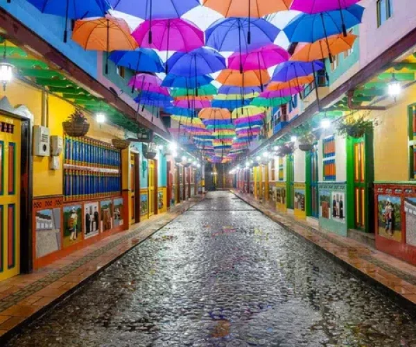 Medellín Luces y Navidad Calle de las sonbrillas Guatapé